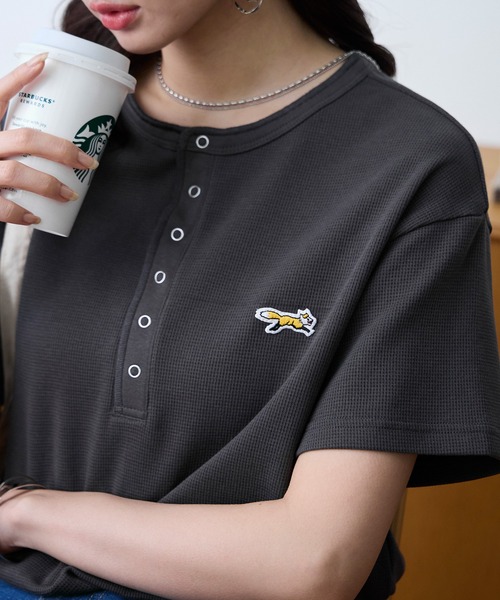 PENNEYS（ぺニーズ）の「PENNEYS/ペニーズ 別注 THE FOX ワンポイント刺繍 ワッフル ヘンリーネック ルーズ 半袖Tシャツ（Tシャツ/カットソー・レディース・ブラウン系/ワイン/ブラック/チャコールグレー/オフホワイト/ブラック系/ネイビー/ライトグレー・L/M）」の19枚目の写真