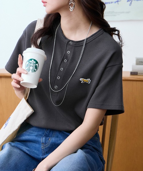 PENNEYS（ぺニーズ）の「PENNEYS/ペニーズ 別注 THE FOX ワンポイント刺繍 ワッフル ヘンリーネック ルーズ 半袖Tシャツ（Tシャツ/カットソー・レディース・ブラウン系/ワイン/ブラック/チャコールグレー/オフホワイト/ブラック系/ネイビー/ライトグレー・L/M）」の22枚目の写真