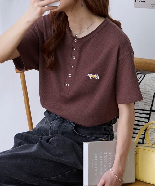 PENNEYS（ぺニーズ）の「PENNEYS/ペニーズ 別注 THE FOX ワンポイント刺繍 ワッフル ヘンリーネック ルーズ 半袖Tシャツ（Tシャツ/カットソー・レディース・ブラウン系/ワイン/ブラック/チャコールグレー/オフホワイト/ブラック系/ネイビー/ライトグレー・L/M）」の10枚目の写真