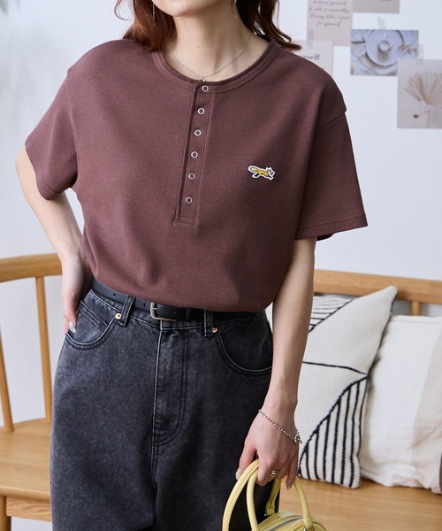 PENNEYS（ぺニーズ）の「PENNEYS/ペニーズ 別注 THE FOX ワンポイント刺繍 ワッフル ヘンリーネック ルーズ 半袖Tシャツ（Tシャツ/カットソー・レディース・ブラウン系/ワイン/ブラック/チャコールグレー/オフホワイト/ブラック系/ネイビー/ライトグレー・L/M）」の11枚目の写真