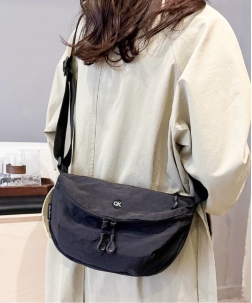 lit.Cy(リットシー)の「ハーフムーン ナイロン ショルダーバッグ ボディバッグ(ショルダーバッグ・レディース・カーキ/ブラック/オフホワイト/イエロー/ピンク・FREE)」の6枚目の写真