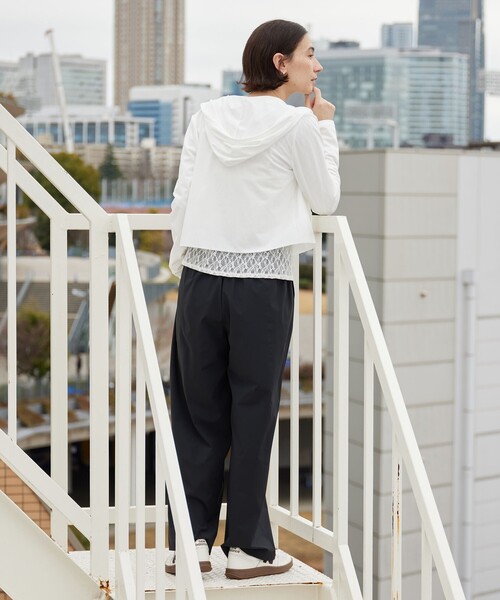 BEAUTY&YOUTH UNITED ARROWS(ビューティーアンドユースユナイテッドアローズ)の「【WEB限定 Wardrobe DAILY MINIMAL】フードジップパーカー UVカット 接触冷感 ウォッシャブル(パーカー・レディース・ブラック/ホワイト/ロイヤルブルー・FREE)」の8枚目の写真