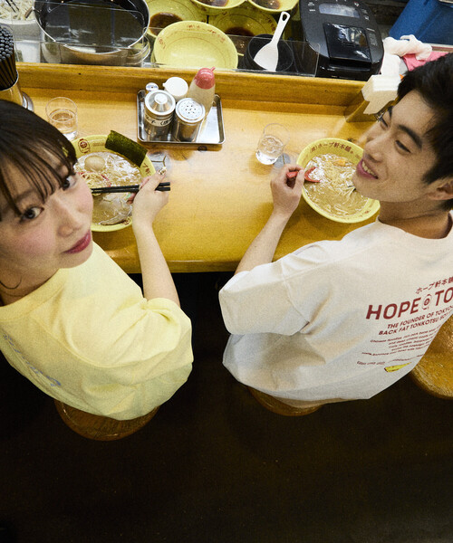 FREAK'S STORE(フリークスストア)の「限定展開 ホープ軒本舗×FREAK'S STORE 別注 ビッグシルエット バックプリント クルーネックTシャツ(Tシャツ/カットソー・メンズ・ブラック/ホワイト/イエロー/ネイビー・LARGE/SMALL/MEDIUM)」の5枚目の写真