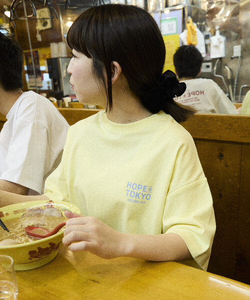 FREAK'S STORE(フリークスストア)の「限定展開 ホープ軒本舗×FREAK'S STORE 別注 ビッグシルエット バックプリント クルーネックTシャツ(Tシャツ/カットソー・メンズ・ブラック/ホワイト/イエロー/ネイビー・LARGE/SMALL/MEDIUM)」の7枚目の写真