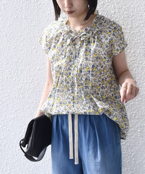 SHIPS Colors(シップス カラーズ)の「SHIPS Colors:〈手洗い可能〉フルーツ プリント フリルネック ブラウス◇(シャツ/ブラウス・レディース・オフホワイト/ネイビー・ONE SIZE)」の22枚目の写真