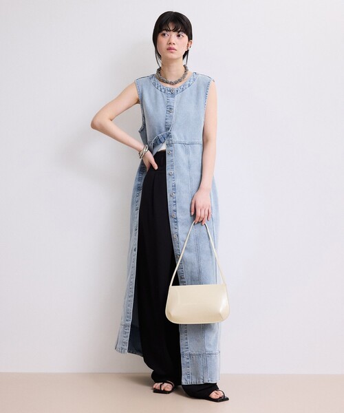 ADAM ET ROPE'(アダムエロペ)の「【WEB限定】ライトデニムスリーブレスワンピース(ワンピース・レディース・サックスブルー/ブルー・36/38)」の2枚目の写真