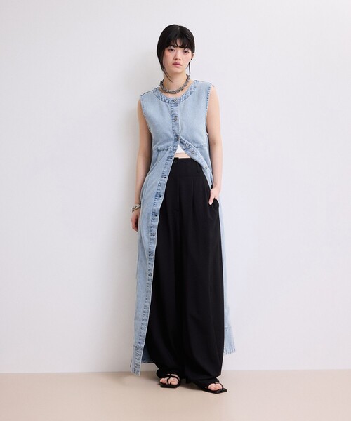 ADAM ET ROPE'(アダムエロペ)の「【WEB限定】ライトデニムスリーブレスワンピース(ワンピース・レディース・サックスブルー/ブルー・36/38)」の17枚目の写真