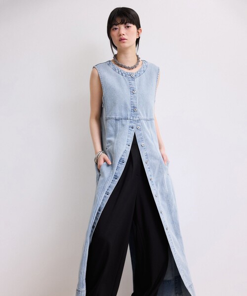 ADAM ET ROPE'(アダムエロペ)の「【WEB限定】ライトデニムスリーブレスワンピース(ワンピース・レディース・サックスブルー/ブルー・36/38)」の3枚目の写真