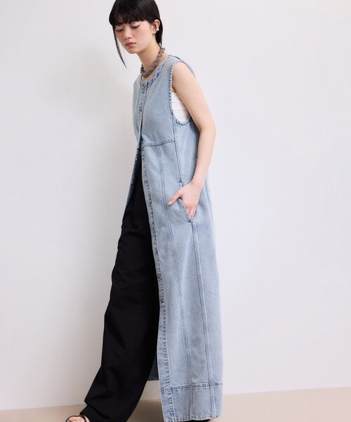 ADAM ET ROPE'(アダムエロペ)の「【WEB限定】ライトデニムスリーブレスワンピース(ワンピース・レディース・サックスブルー/ブルー・36/38)」の4枚目の写真