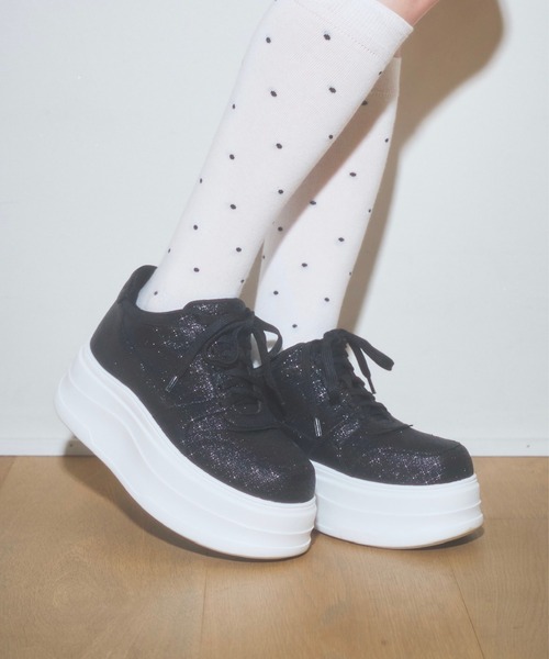 Lovilyn(ラヴィリン)の「キラキラ厚底スニーカー(スニーカー・レディース・ホワイト/ブラック・SMALL/MEDIUM/LARGE)」の4枚目の写真