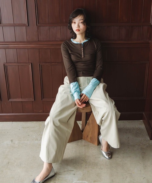 INOIE（イノイエ）の「［INOIE］タック切り替えワイドチノパンツ（チノパンツ・レディース・ベージュ・SMALL/MEDIUM/LARGE）」の2枚目の写真