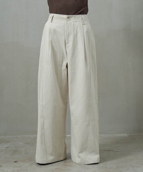 INOIE（イノイエ）の「［INOIE］タック切り替えワイドチノパンツ（チノパンツ・レディース・ベージュ・SMALL/MEDIUM/LARGE）」の7枚目の写真