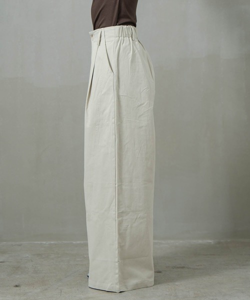 INOIE（イノイエ）の「［INOIE］タック切り替えワイドチノパンツ（チノパンツ・レディース・ベージュ・SMALL/MEDIUM/LARGE）」の8枚目の写真