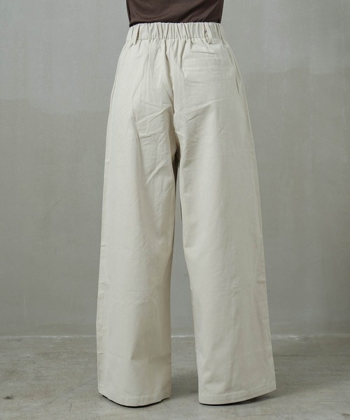 INOIE（イノイエ）の「［INOIE］タック切り替えワイドチノパンツ（チノパンツ・レディース・ベージュ・SMALL/MEDIUM/LARGE）」の9枚目の写真