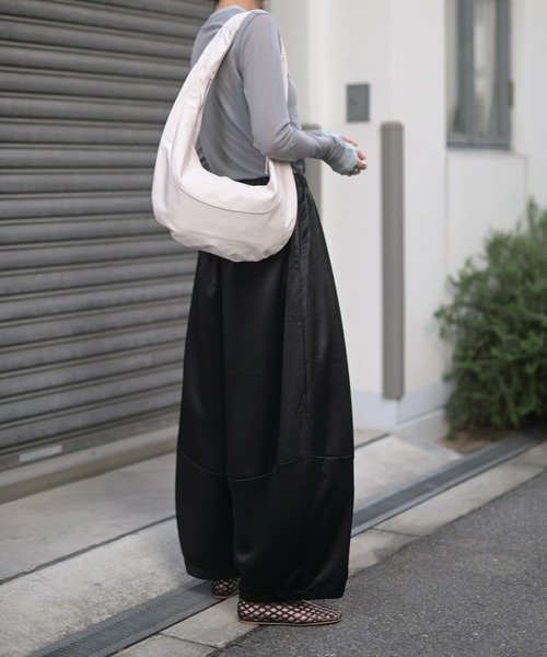 Marient（マリエント）の「カーブシルエットサテンワイドパンツ（その他パンツ・レディース・ブラック/アイボリー・FREE）」の20枚目の写真