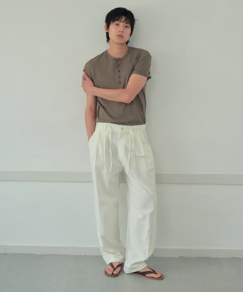 WEDNESDAY OASIS(ウェンズデーオアシス)の「ヴィンテージヘンリーネック半袖Tシャツ_KHAKI(WB6TP27)(Tシャツ/カットソー・メンズ・カーキ・MEDIUM/LARGE)」の2枚目の写真