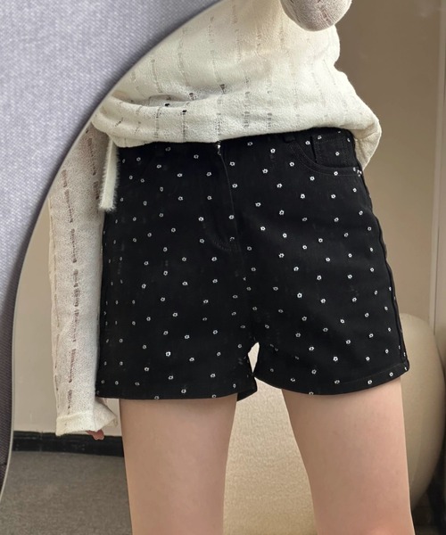 LAMPOON(ランプーン)の「フラワードットブラックデニムショートパンツ(その他パンツ・レディース・ブラック・SMALL/MEDIUM/LARGE)」の1枚目の写真