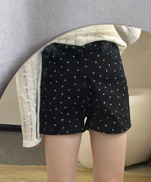 LAMPOON(ランプーン)の「フラワードットブラックデニムショートパンツ(その他パンツ・レディース・ブラック・SMALL/MEDIUM/LARGE)」の2枚目の写真