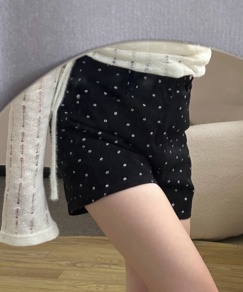 LAMPOON(ランプーン)の「フラワードットブラックデニムショートパンツ(その他パンツ・レディース・ブラック・SMALL/MEDIUM/LARGE)」の3枚目の写真