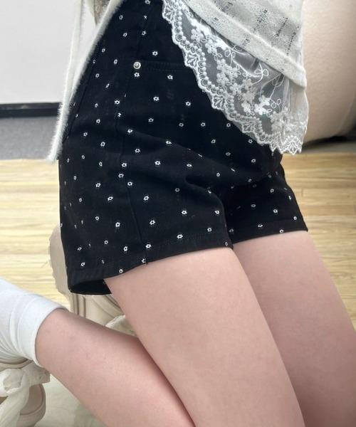LAMPOON(ランプーン)の「フラワードットブラックデニムショートパンツ(その他パンツ・レディース・ブラック・SMALL/MEDIUM/LARGE)」の4枚目の写真