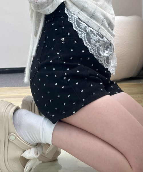 LAMPOON(ランプーン)の「フラワードットブラックデニムショートパンツ(その他パンツ・レディース・ブラック・SMALL/MEDIUM/LARGE)」の5枚目の写真