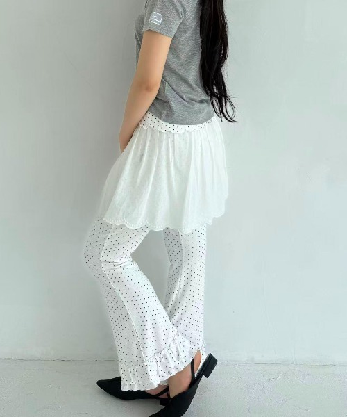 hugi(ハギ)の「DOT FRILL FLARE PANTS / ドットフリルフレアパンツ(その他パンツ・レディース・ホワイト/ブラック・FREE)」の2枚目の写真