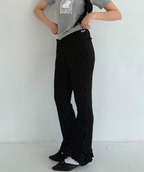 hugi(ハギ)の「DOT FRILL FLARE PANTS / ドットフリルフレアパンツ(その他パンツ・レディース・ホワイト/ブラック・FREE)」の1枚目の写真