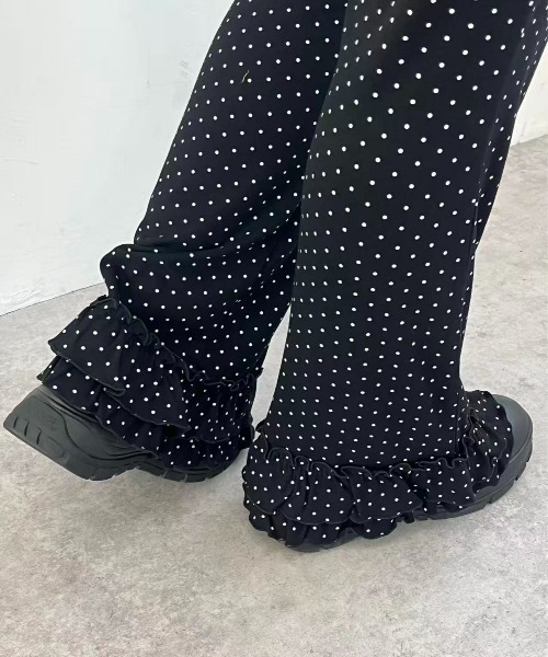 hugi(ハギ)の「DOT FRILL FLARE PANTS / ドットフリルフレアパンツ(その他パンツ・レディース・ホワイト/ブラック・FREE)」の5枚目の写真