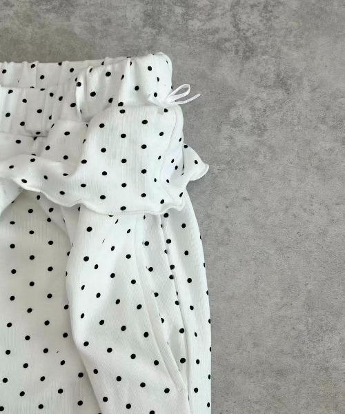 hugi(ハギ)の「DOT FRILL FLARE PANTS / ドットフリルフレアパンツ(その他パンツ・レディース・ホワイト/ブラック・FREE)」の7枚目の写真