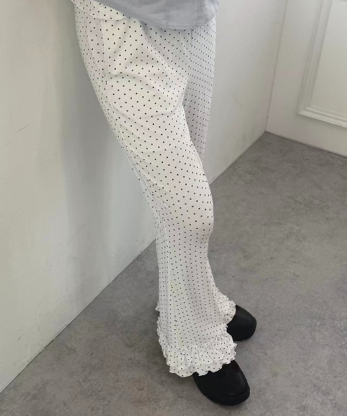hugi(ハギ)の「DOT FRILL FLARE PANTS / ドットフリルフレアパンツ(その他パンツ・レディース・ホワイト/ブラック・FREE)」の3枚目の写真