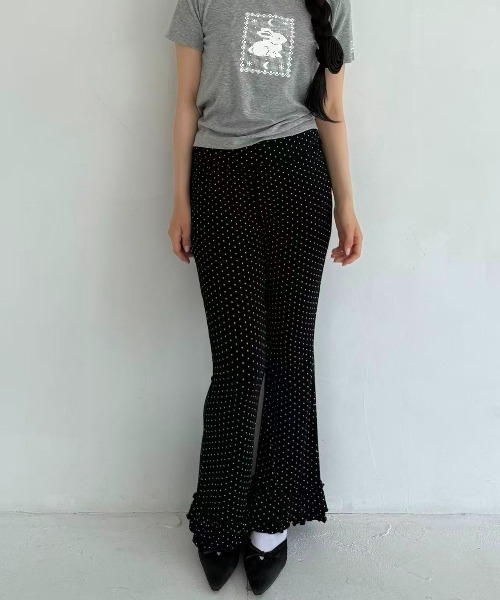 hugi(ハギ)の「DOT FRILL FLARE PANTS / ドットフリルフレアパンツ(その他パンツ・レディース・ホワイト/ブラック・FREE)」の4枚目の写真
