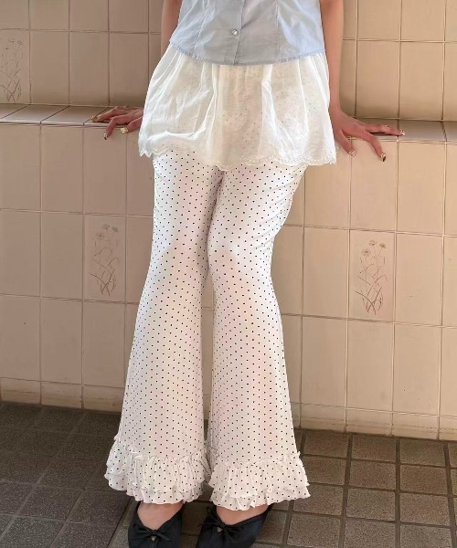 hugi(ハギ)の「DOT FRILL FLARE PANTS / ドットフリルフレアパンツ(その他パンツ・レディース・ホワイト/ブラック・FREE)」の6枚目の写真