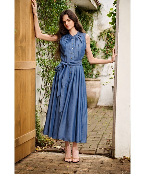 Estella.K(エステラケー)の「Ayla Denim Dress サスティナブルデニムタックドレス(ワンピース・レディース・ライトブルー/インディゴブルー・FREE)」の1枚目の写真