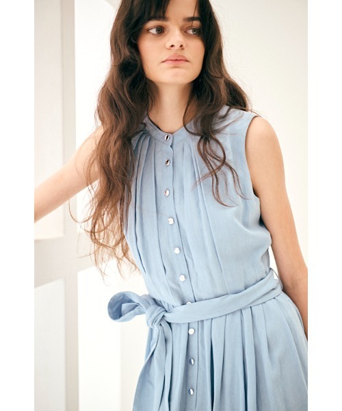 Estella.K(エステラケー)の「Ayla Denim Dress サスティナブルデニムタックドレス(ワンピース・レディース・ライトブルー/インディゴブルー・FREE)」の8枚目の写真