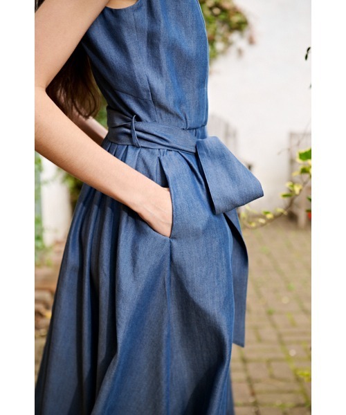 Estella.K(エステラケー)の「Ayla Denim Dress サスティナブルデニムタックドレス(ワンピース・レディース・ライトブルー/インディゴブルー・FREE)」の4枚目の写真