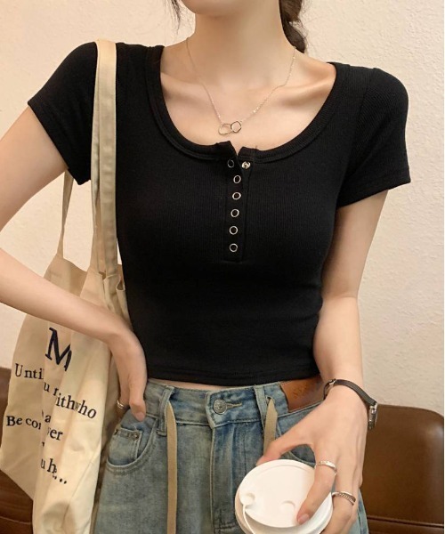 WEGO(ウィゴー)の「Uネックヘンリーネックタイトトップス/カットソー/Tシャツ(Tシャツ/カットソー・レディース・ブラック/ホワイト/ホワイト系その他・LARGE/MEDIUM)」の3枚目の写真