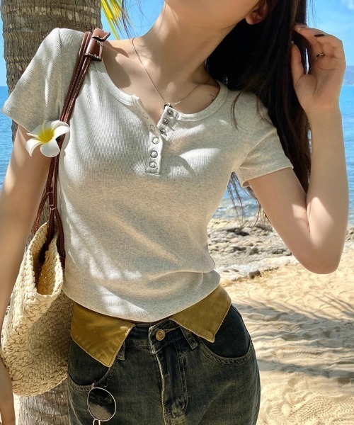 WEGO(ウィゴー)の「Uネックヘンリーネックタイトトップス/カットソー/Tシャツ(Tシャツ/カットソー・レディース・ブラック/ホワイト/ホワイト系その他・LARGE/MEDIUM)」の21枚目の写真