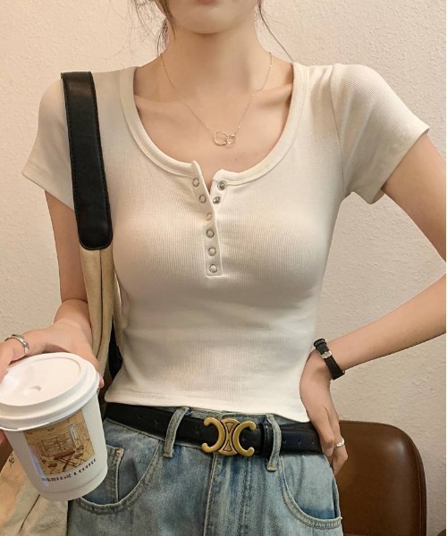 WEGO(ウィゴー)の「Uネックヘンリーネックタイトトップス/カットソー/Tシャツ(Tシャツ/カットソー・レディース・ブラック/ホワイト/ホワイト系その他・LARGE/MEDIUM)」の5枚目の写真