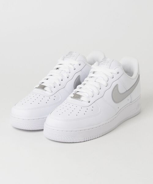 NIKE(ナイキ)の「AIR FORCE 1 07(スニーカー・メンズ・ホワイト系その他・27.5cm/28.5cm/28.0cm/27.0cm/26.0cm/26.5cm)」の1枚目の写真