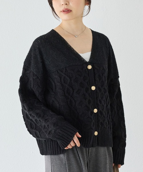 LAVEANGE(ラビアンジェ)の「レース切替ケーブルニットカーディガン|Vネック/透かし編み/ゴールドボタン/レイヤード/大きいサイズ(カーディガン/ボレロ・レディース・アイボリー/ブラック・F/3L/4L)」の2枚目の写真