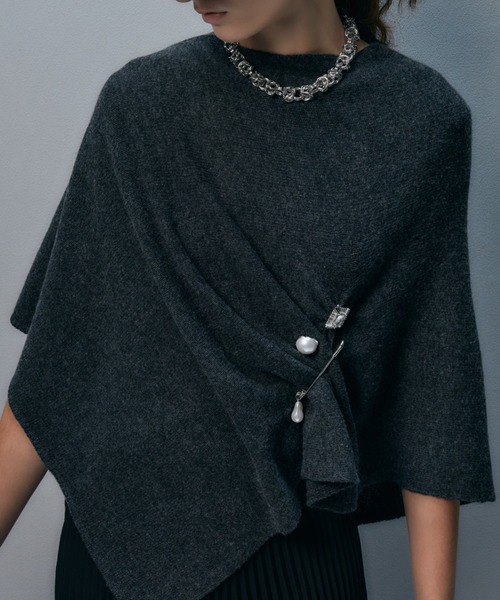 IRIS47(イリスフォーセブン)の「【IRIS 47】drape cashmere poncho/ドレープ カシミヤ ポンチョ(ポンチョ・レディース・ダークグレー/ブラック・FREE)」の1枚目の写真