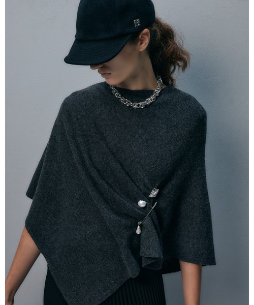 IRIS47(イリスフォーセブン)の「【IRIS 47】drape cashmere poncho/ドレープ カシミヤ ポンチョ(ポンチョ・レディース・ダークグレー/ブラック・FREE)」の5枚目の写真
