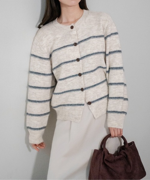 on:nue(オンニュ)の「【on:nue】パイピングシャギーボーダーニットカーディガン /26-27 AW COLLECTION(カーディガン/ボレロ・レディース・アイボリー/ネイビー/グレー・FREE)」の4枚目の写真