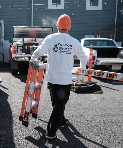 VOLCOM(ボルコム)の「VOLCOM メンズ WORKWEAR LS ロンT 【2026年秋冬モデル】/ボルコムバックプリント長袖ロンT(Tシャツ/カットソー・メンズ・スミクロ/オレンジ/ホワイト・MEDIUM/LARGE/X-LARGE)」の1枚目の写真