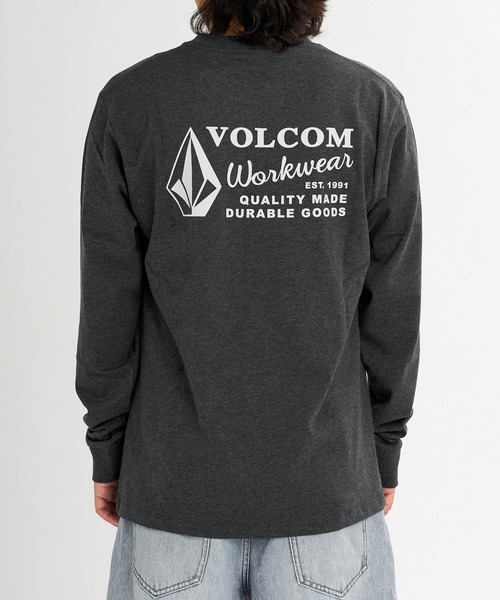 VOLCOM(ボルコム)の「VOLCOM メンズ WORKWEAR LS ロンT 【2026年秋冬モデル】/ボルコムバックプリント長袖ロンT(Tシャツ/カットソー・メンズ・スミクロ/オレンジ/ホワイト・MEDIUM/LARGE/X-LARGE)」の2枚目の写真