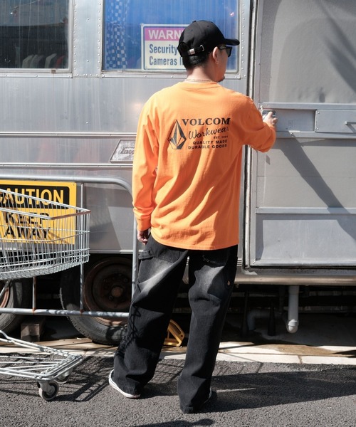 VOLCOM(ボルコム)の「VOLCOM メンズ WORKWEAR LS ロンT 【2026年秋冬モデル】/ボルコムバックプリント長袖ロンT(Tシャツ/カットソー・メンズ・スミクロ/オレンジ/ホワイト・MEDIUM/LARGE/X-LARGE)」の3枚目の写真