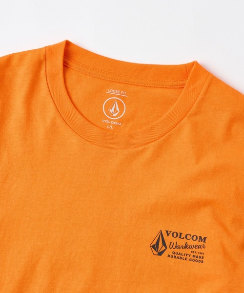 VOLCOM(ボルコム)の「VOLCOM メンズ WORKWEAR LS ロンT 【2026年秋冬モデル】/ボルコムバックプリント長袖ロンT(Tシャツ/カットソー・メンズ・スミクロ/オレンジ/ホワイト・MEDIUM/LARGE/X-LARGE)」の5枚目の写真