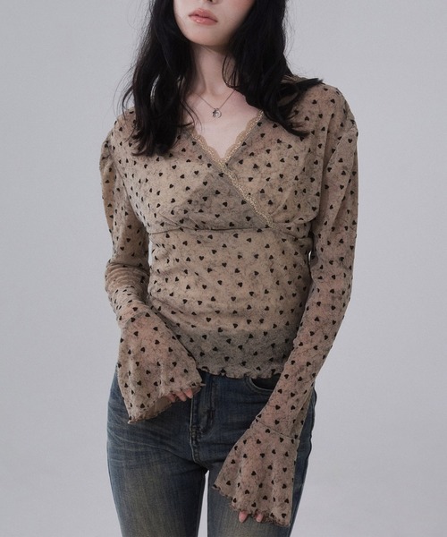 ENVYM(アンビー)の「カシュクールピコレーストップス ハート柄(Tシャツ/カットソー・レディース・グレー/ブラック/ベージュ・FREE)」の1枚目の写真