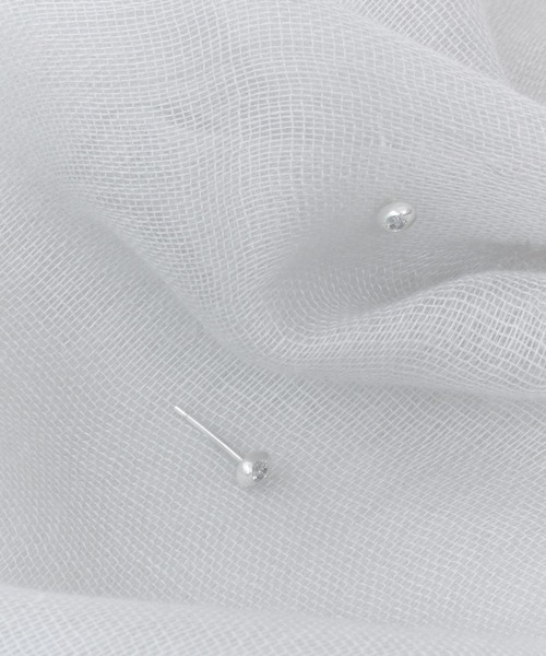 and cloud(アンドクラウド)の「Grayscale Gray Diamond Pierce(ピアス(両耳用)・レディース・シルバー・FREE)」の1枚目の写真