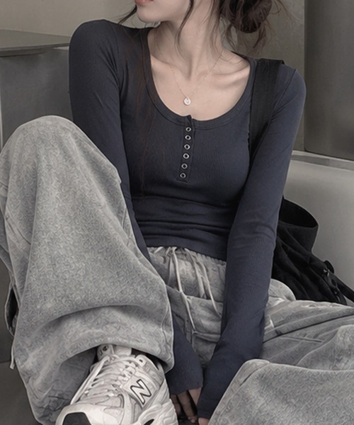 MEMECLE（メメクル）の「【 MEMECLE / メメクル 】ヘンリーネックリブコンパクトトップス（Tシャツ/カットソー・レディース・ブラック/ブルーグレー/オートミール・SMALL/MEDIUM）」の2枚目の写真